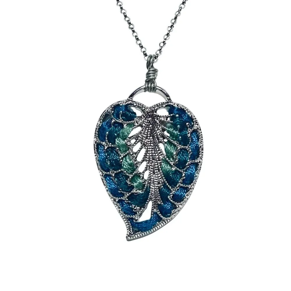 Christopher & Banks Silver Tone Chain Necklace W/Threaded Leaf Pendant (5605) - Picture 2 of 5